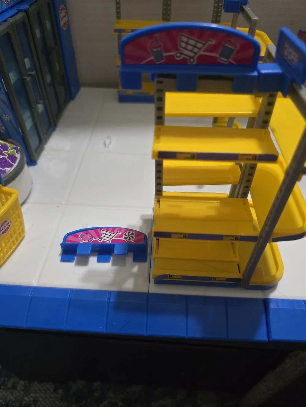 Mini Brands! Series 4 Mini Mart! Pretend Building Toy Grocery Store ZURU brand